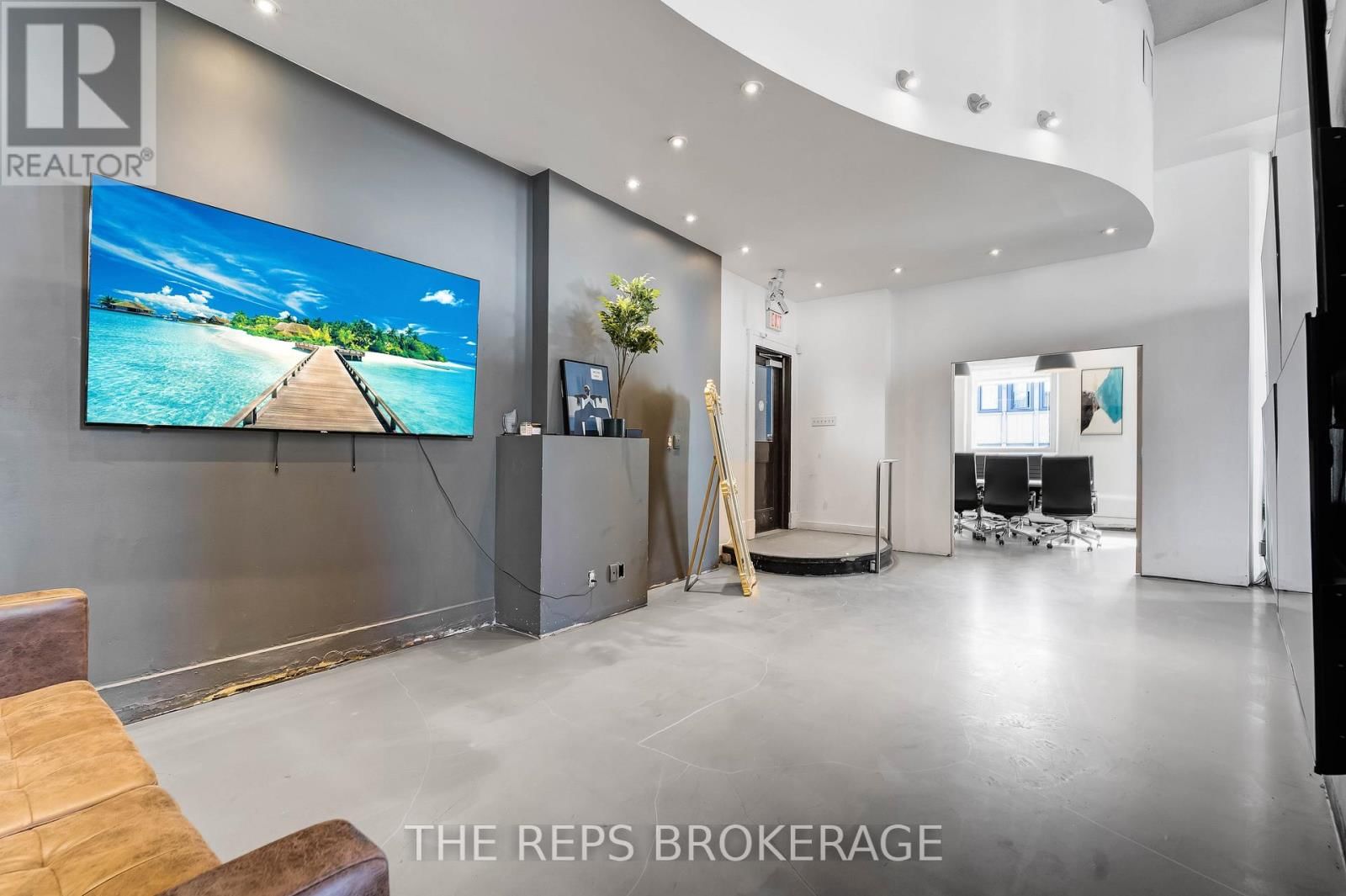 43-45 ECCLES STREET WEST Image 32