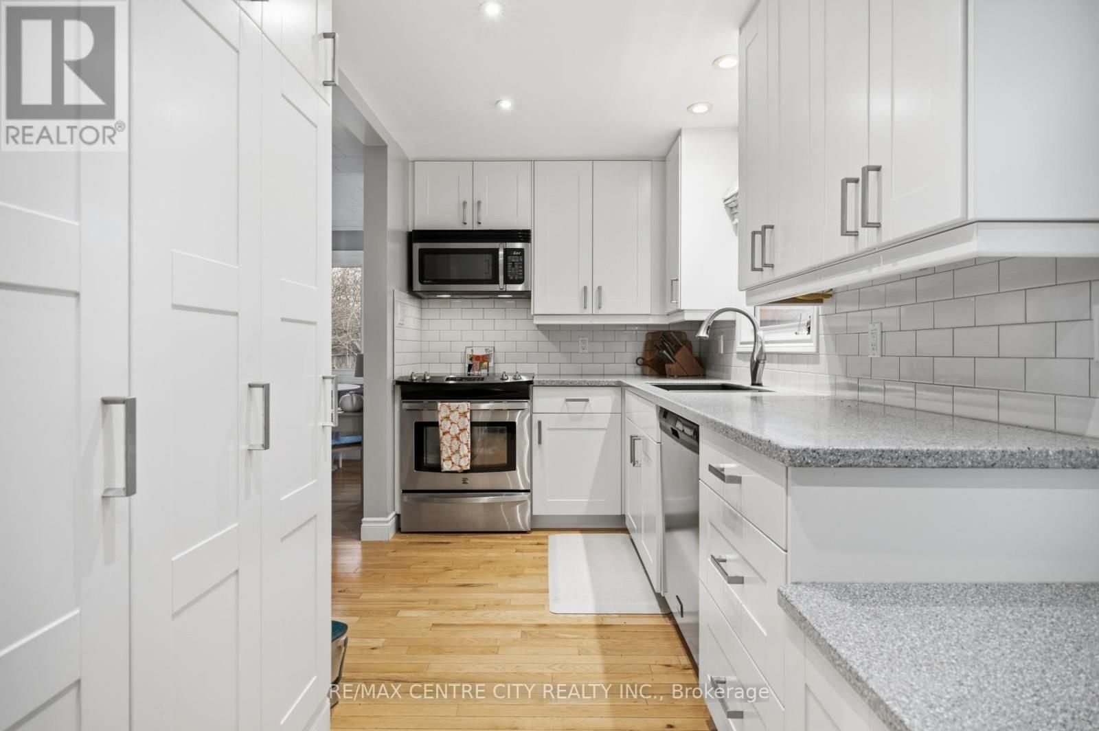 12 ROSEBERY PLACE Image 31