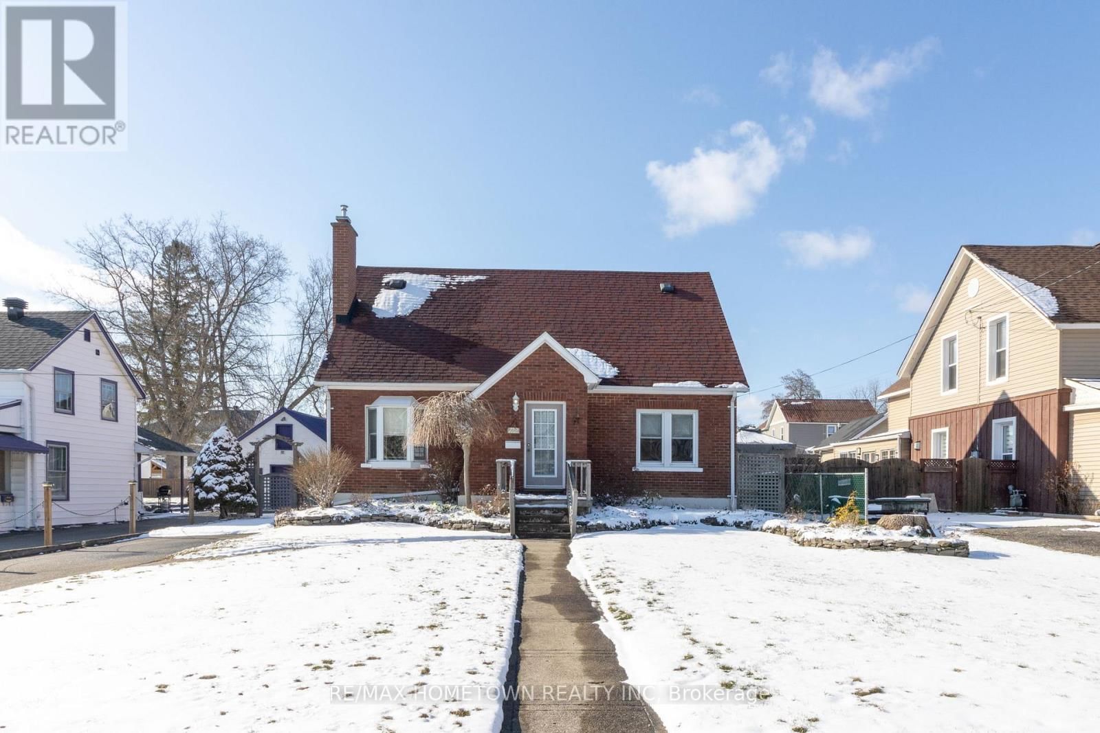 722 DIBBLE STREET WEST Image 1