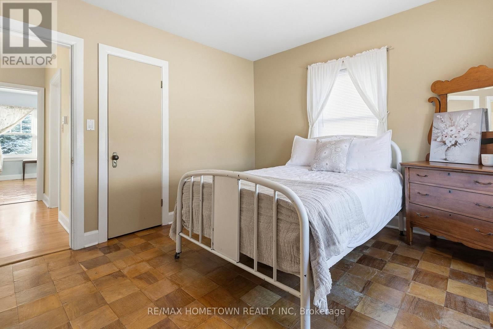 722 DIBBLE STREET WEST Image 20