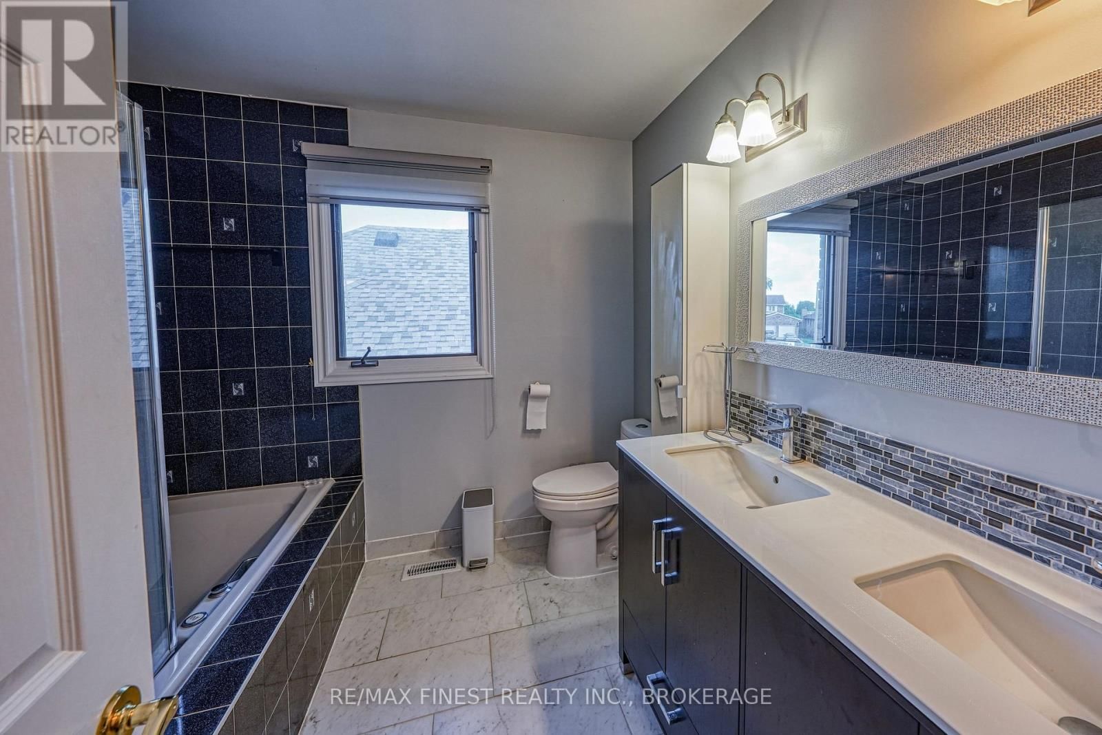 1082 CAITLIN CRESCENT Image 29