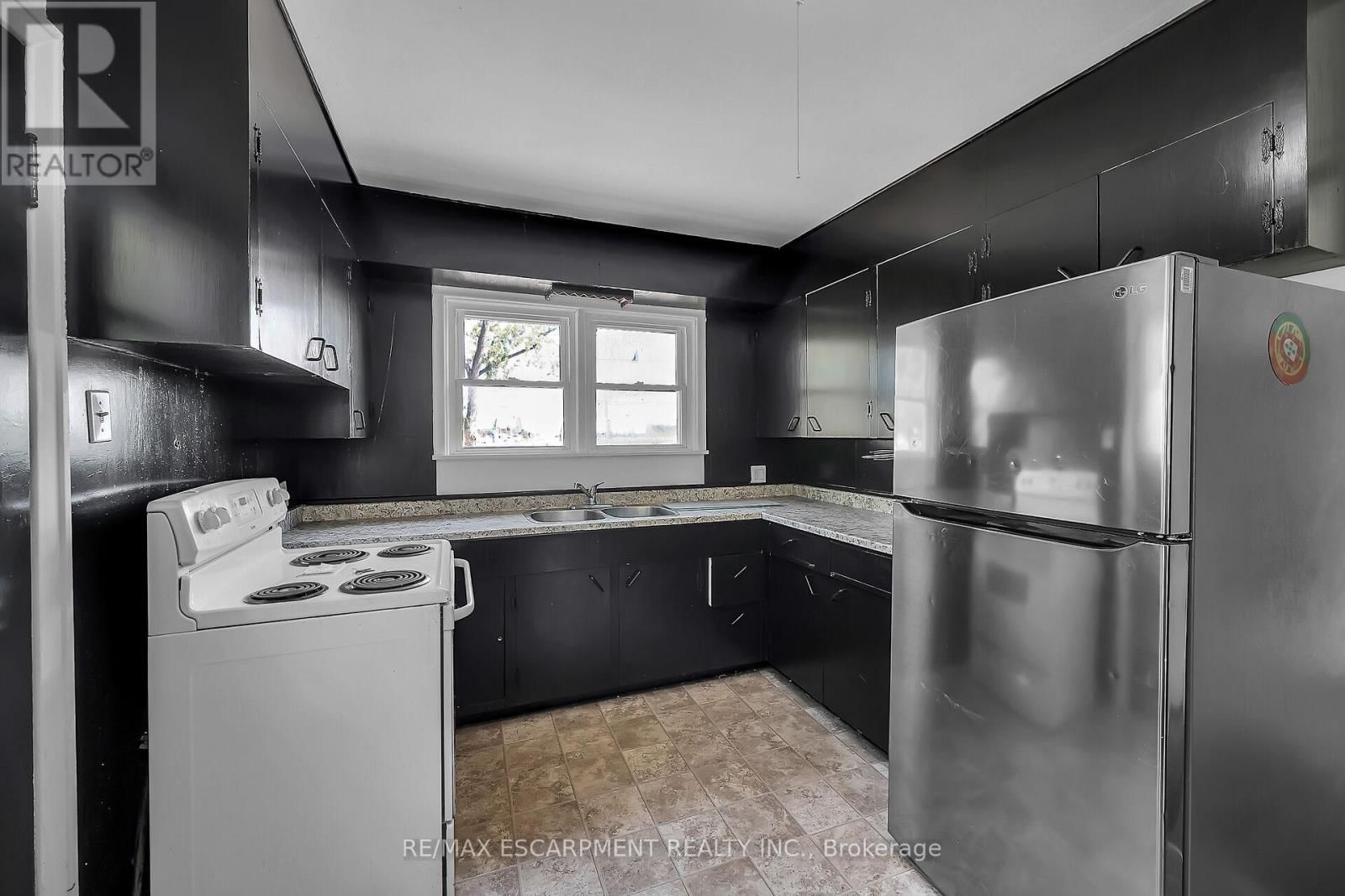 2918 UPPER JAMES STREET Image 12