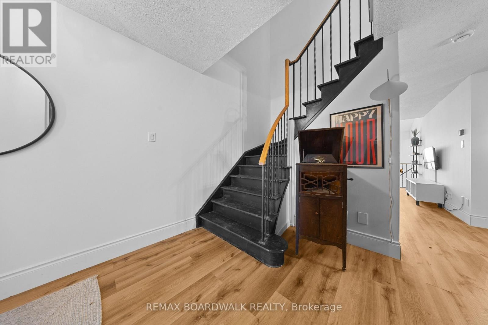 567 LATOUR CRESCENT Image 18