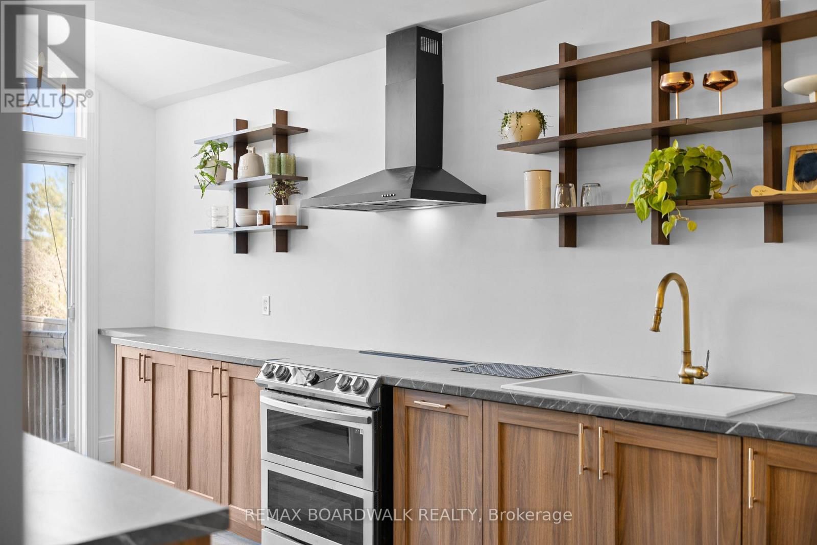 567 LATOUR CRESCENT Image 8