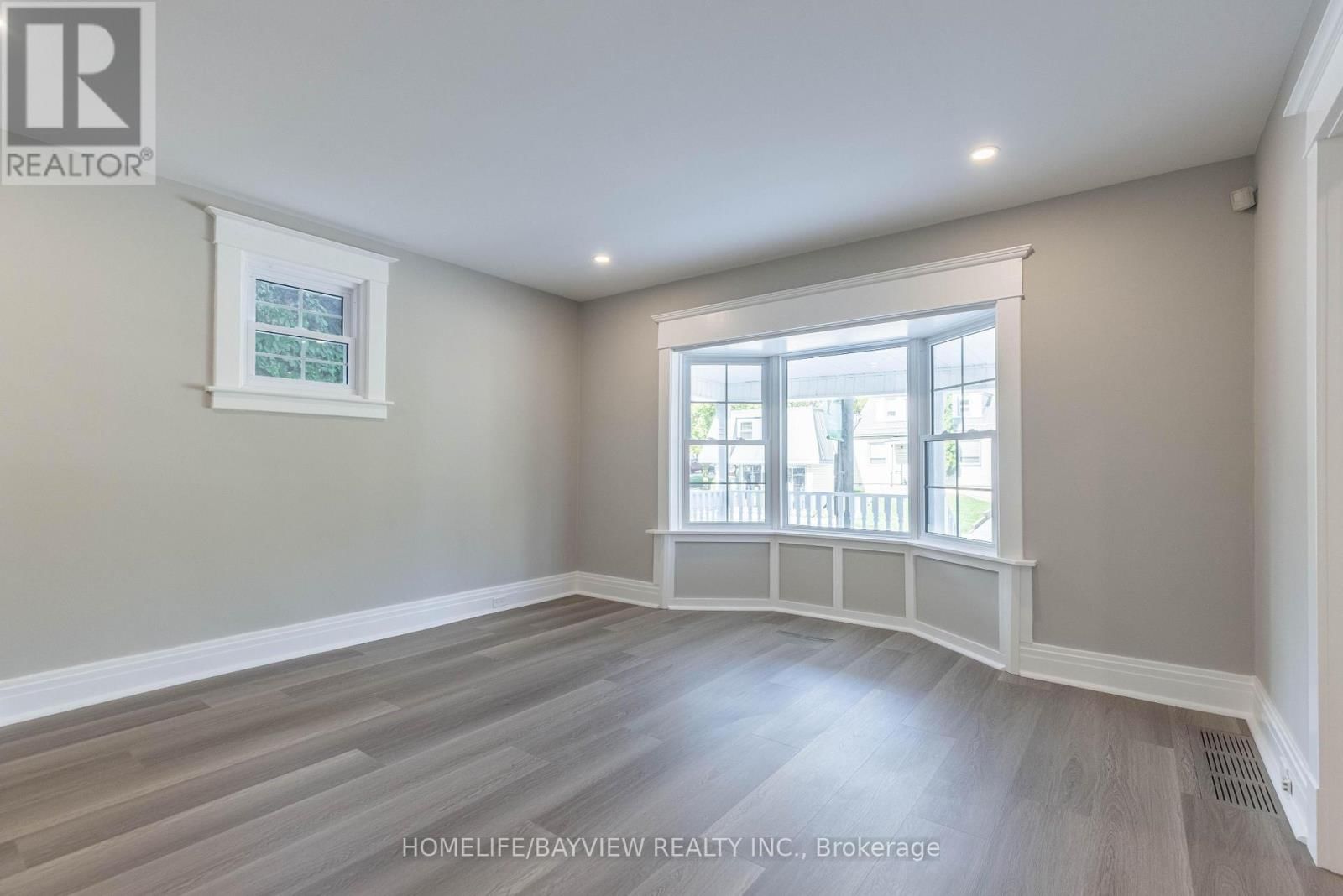 19 MAIN STREET Image 9