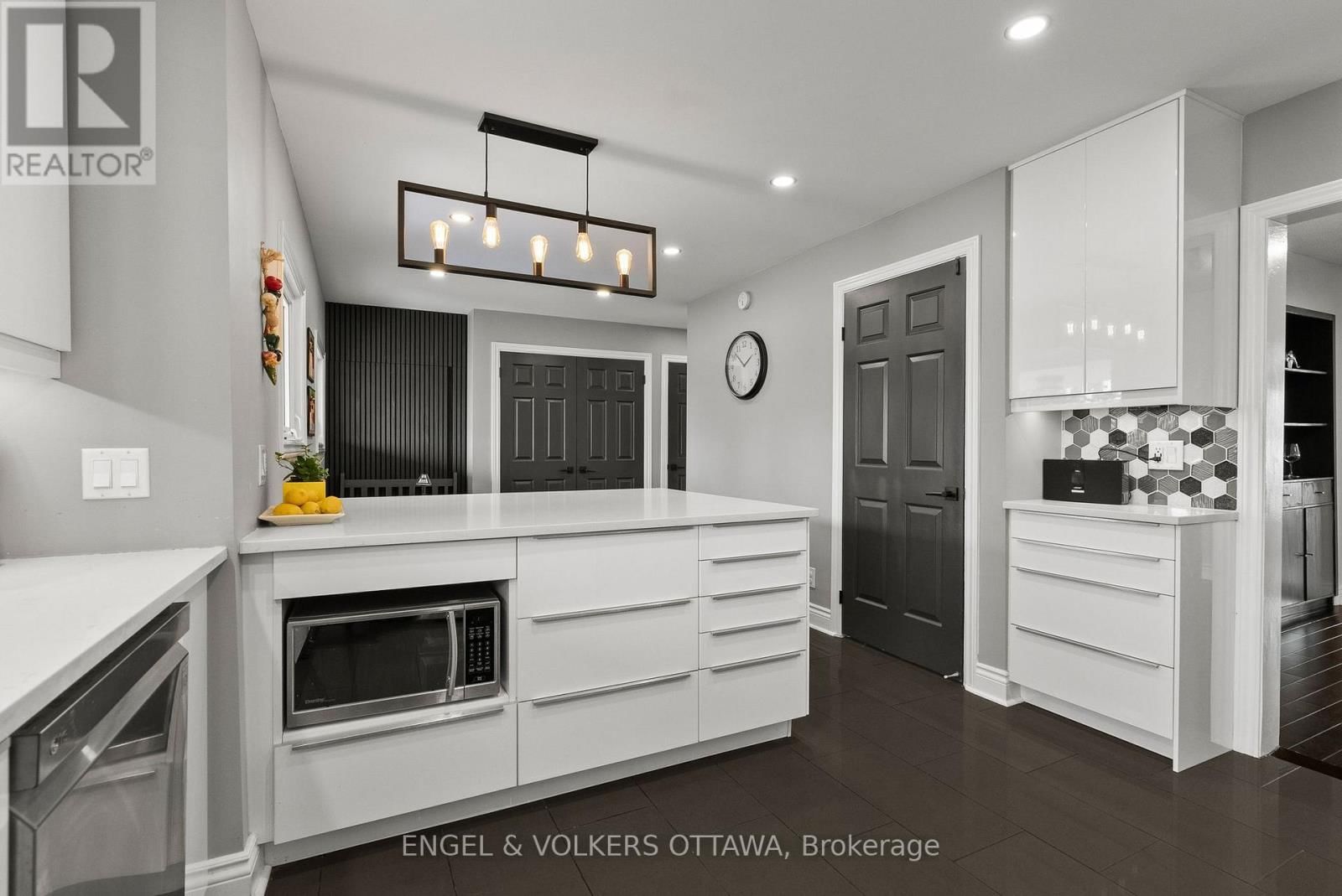 4624 ALBION ROAD Image 16