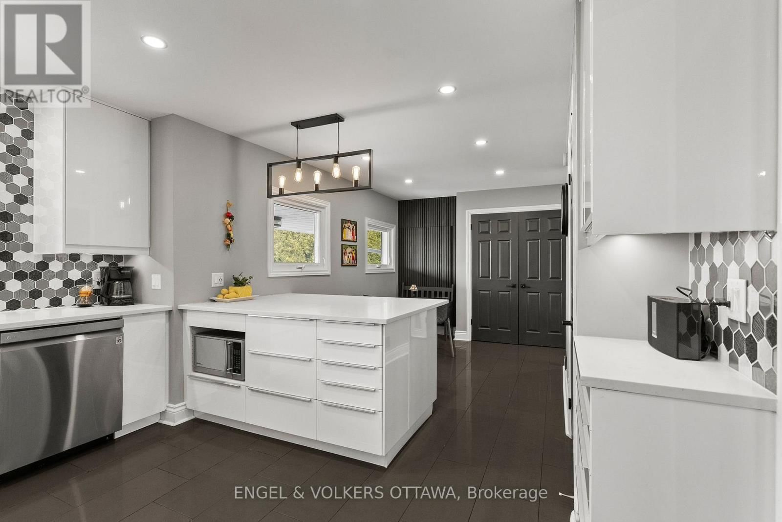 4624 ALBION ROAD Image 17