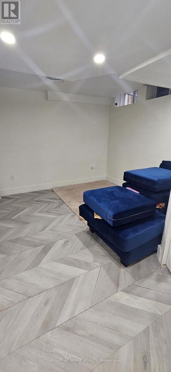 84 BLOOMINGTON DRIVE Image 33