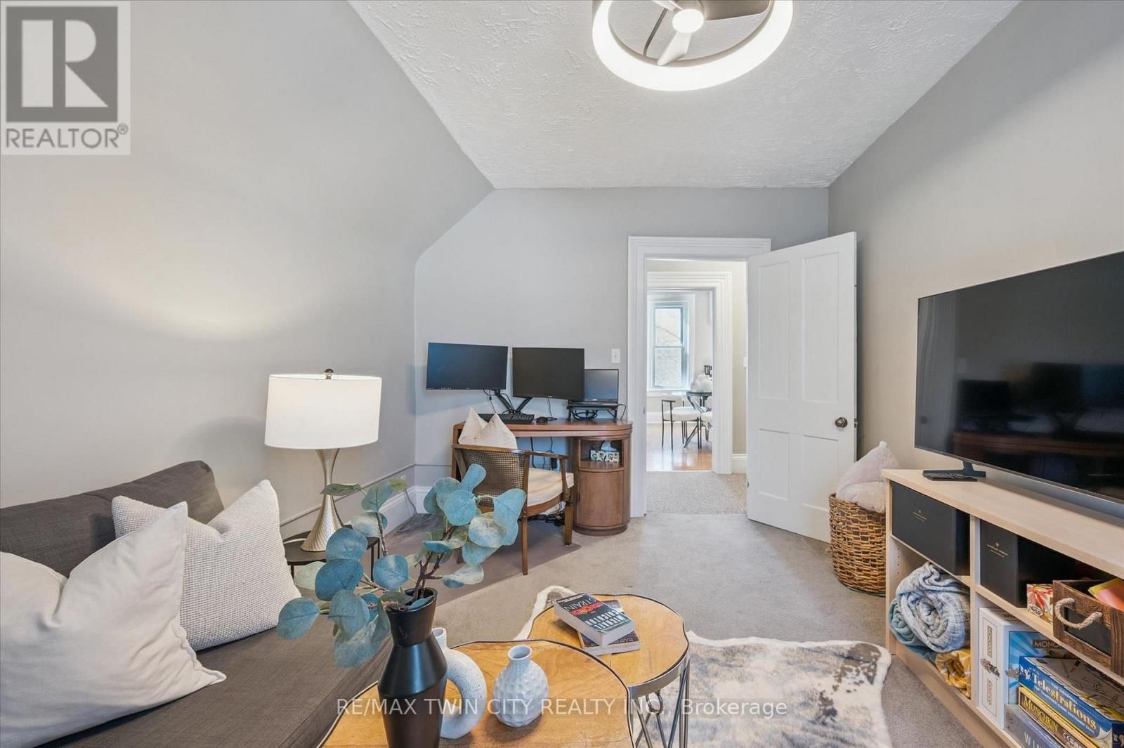 101 WELLINGTON SOUTH Image 15