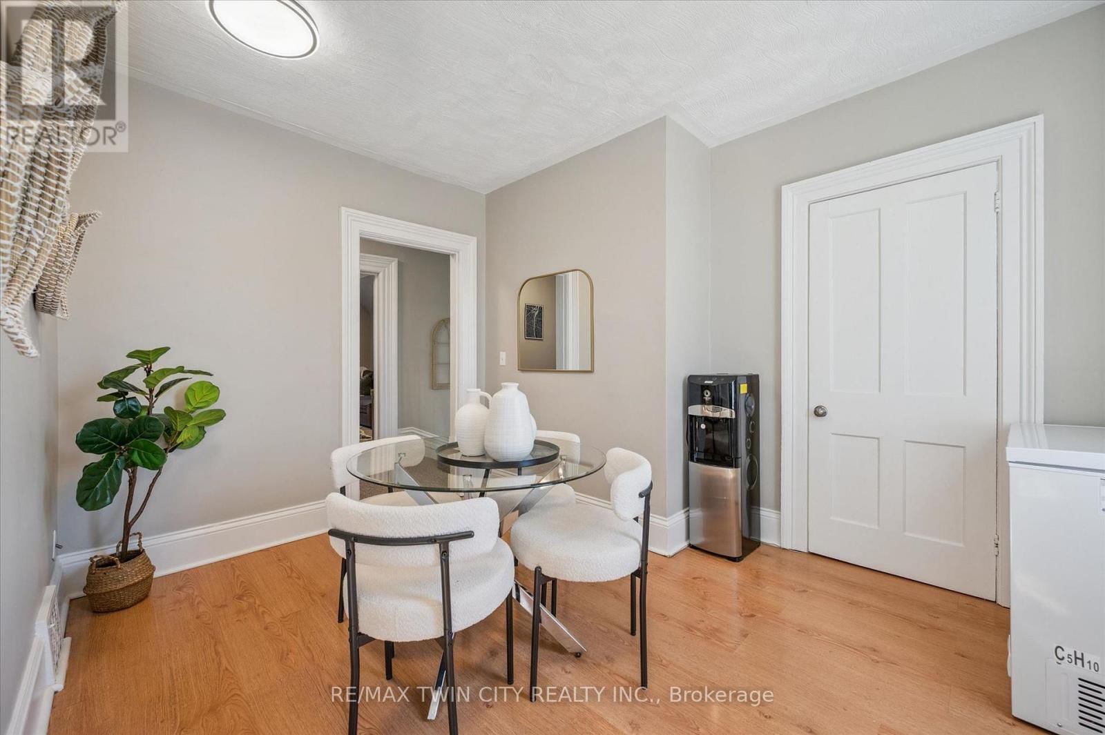 101 WELLINGTON SOUTH Image 18