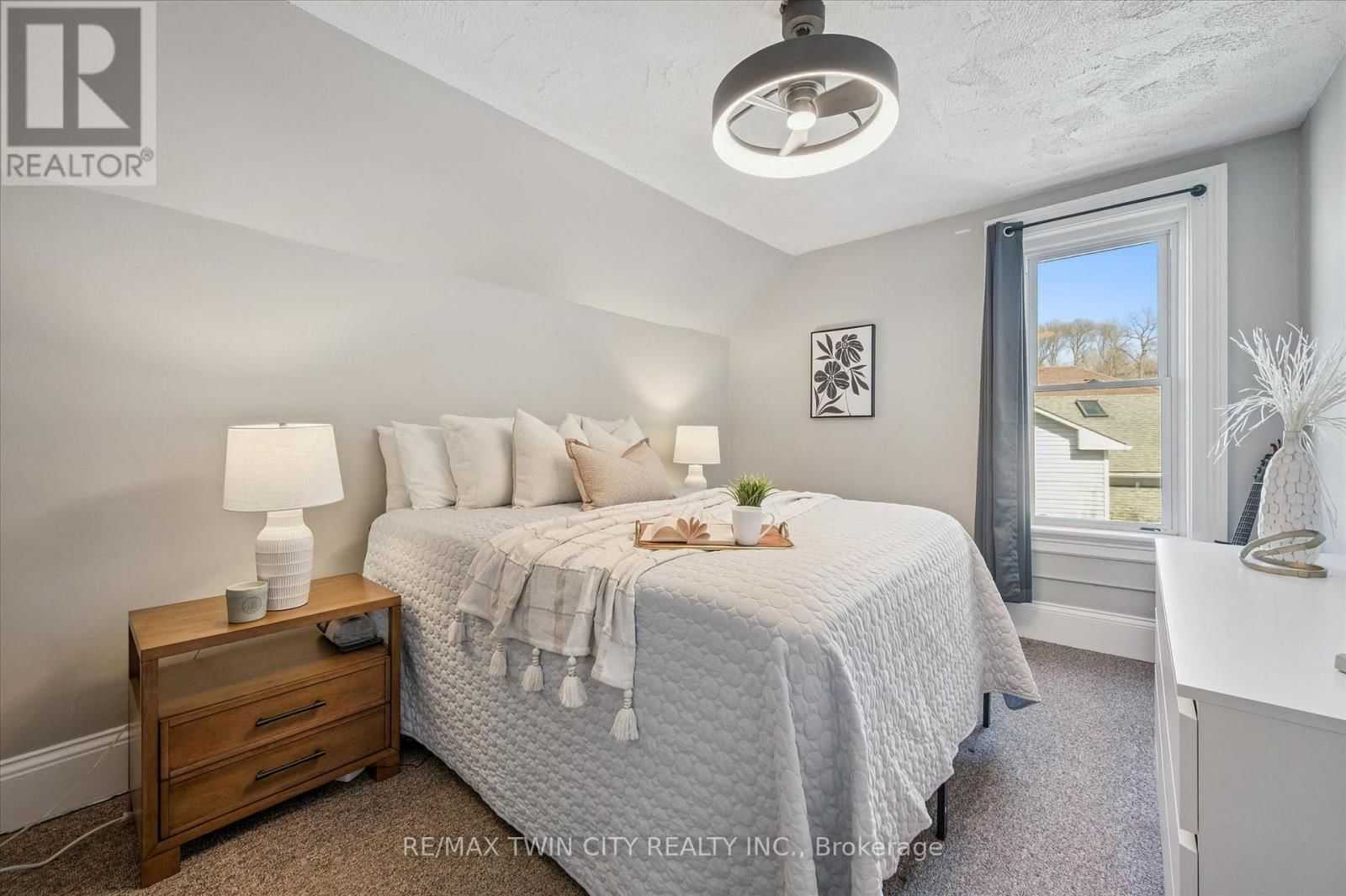 101 WELLINGTON SOUTH Image 21