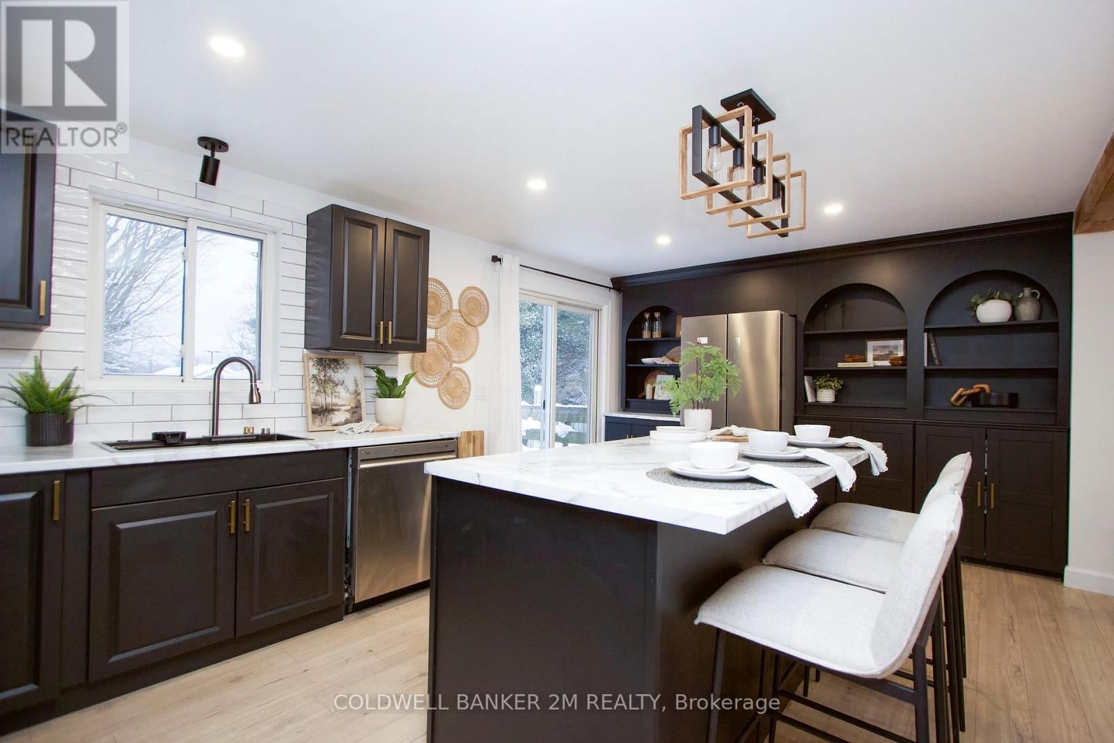 812 BURNHAM STREET Image 12