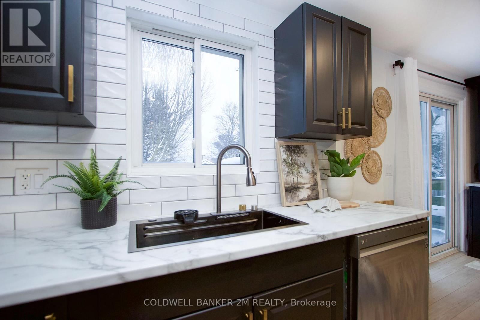 812 BURNHAM STREET Image 13