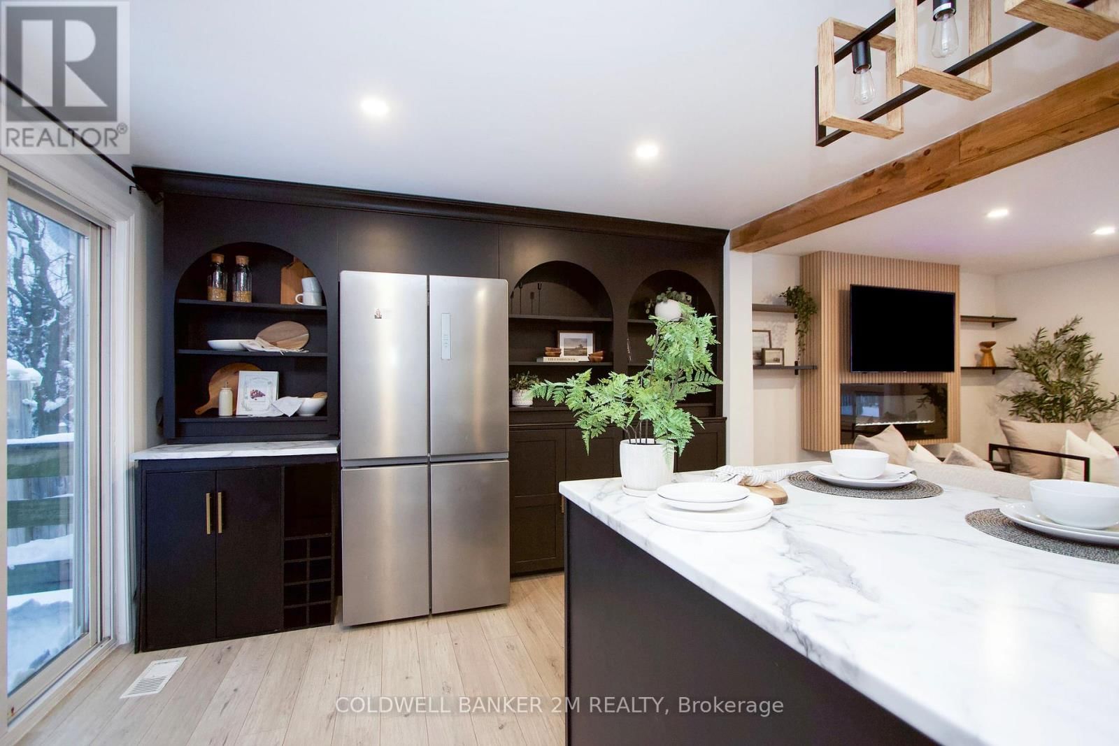 812 BURNHAM STREET Image 15