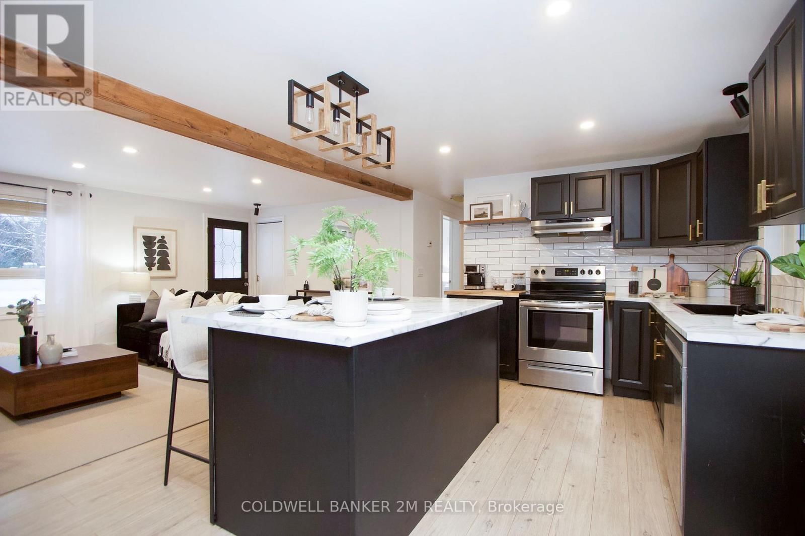 812 BURNHAM STREET Image 16