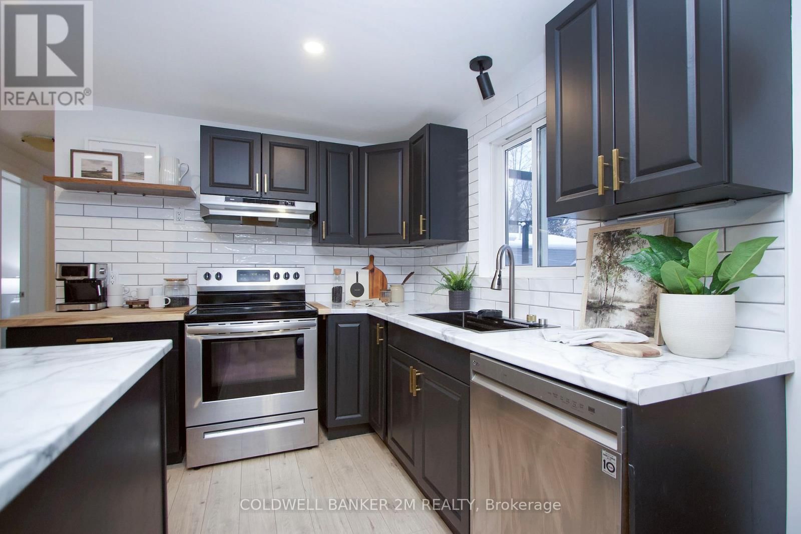 812 BURNHAM STREET Image 17