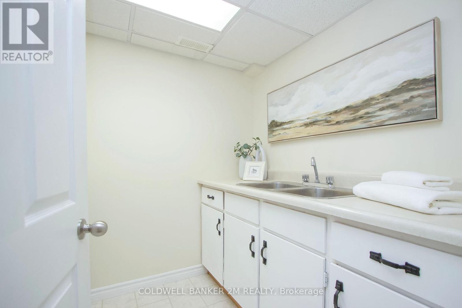 812 BURNHAM STREET Image 32