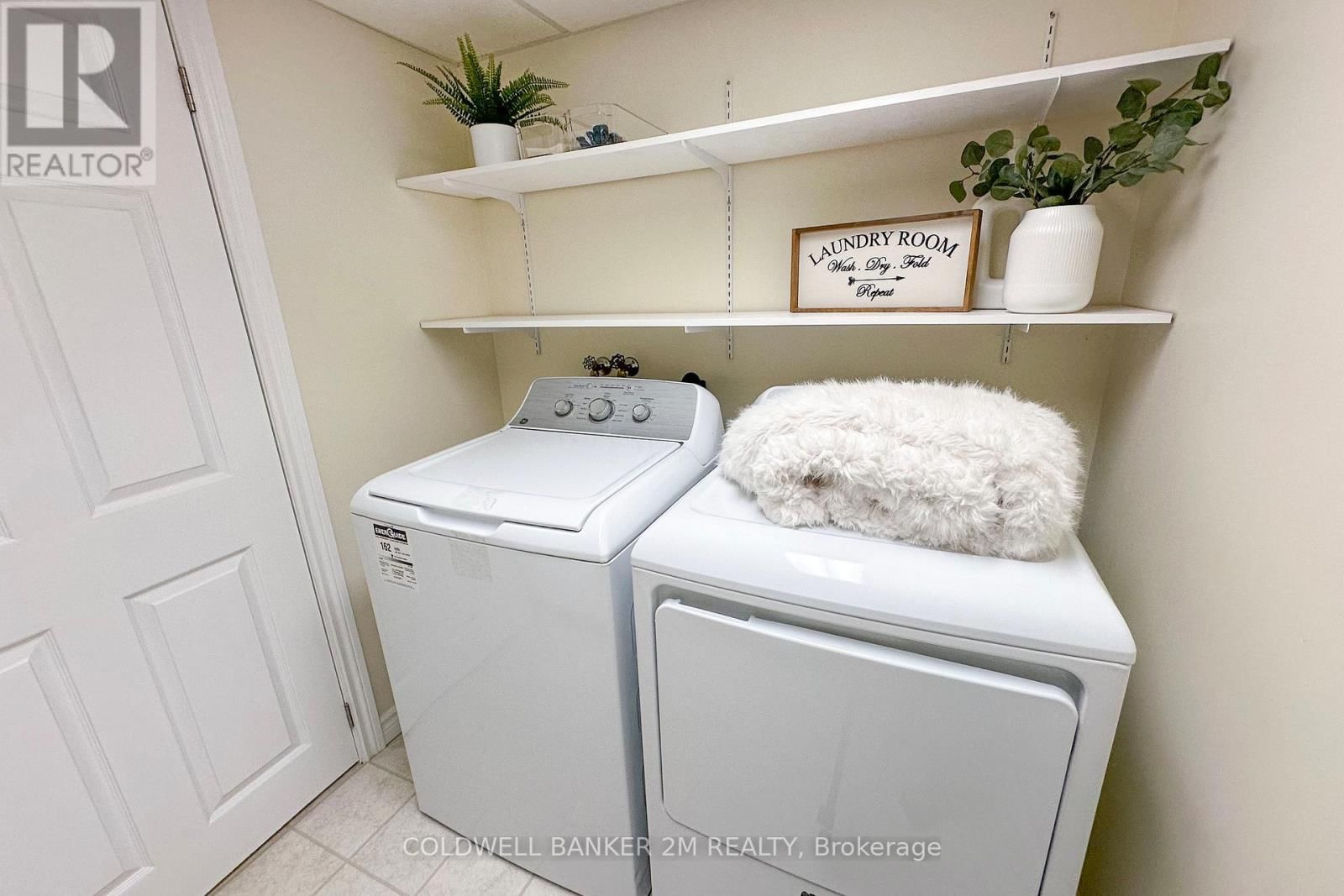 812 BURNHAM STREET Image 33