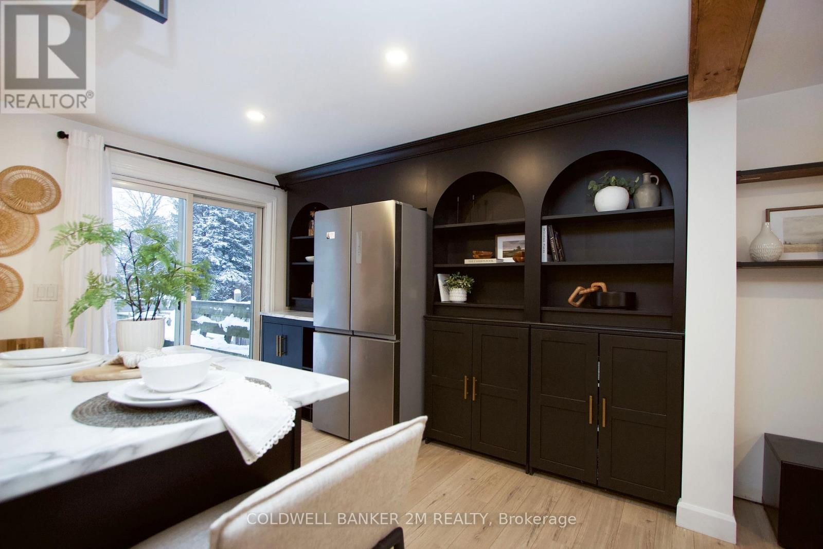 812 BURNHAM STREET Image 9