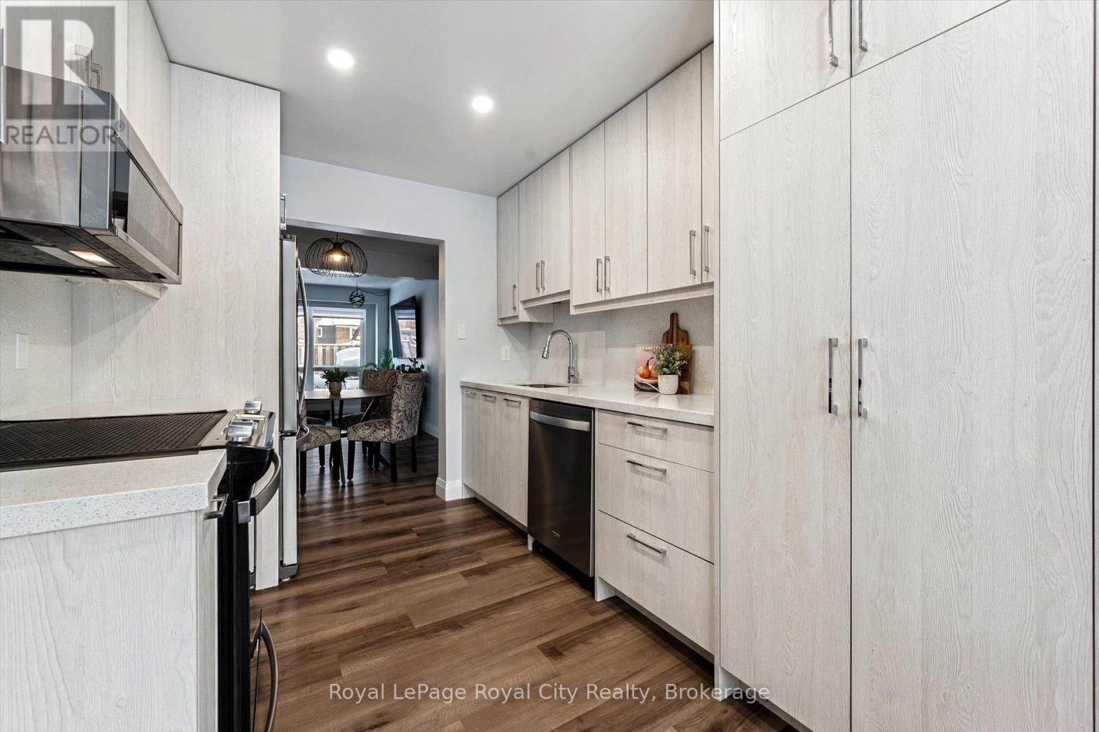 30 - 121 BAGOT STREET Image 16