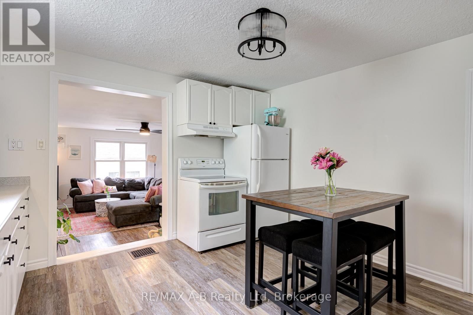 25 ASH STREET Image 16