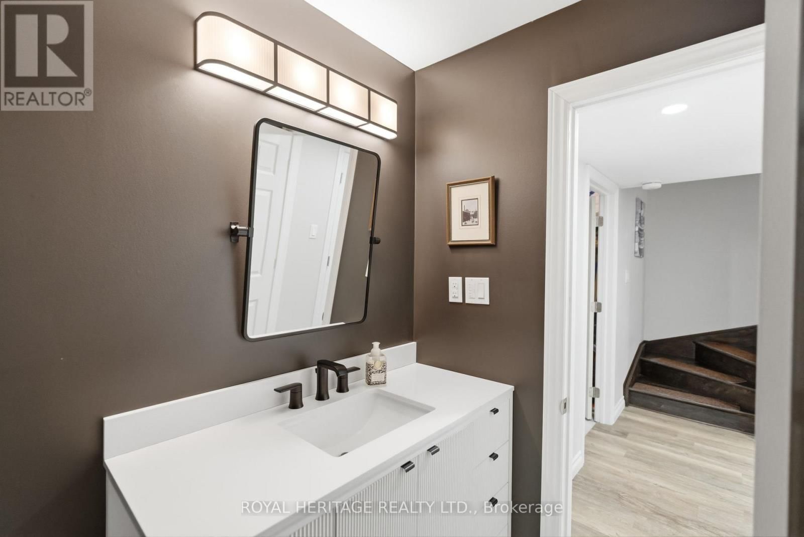 245 STRACHAN STREET Image 35