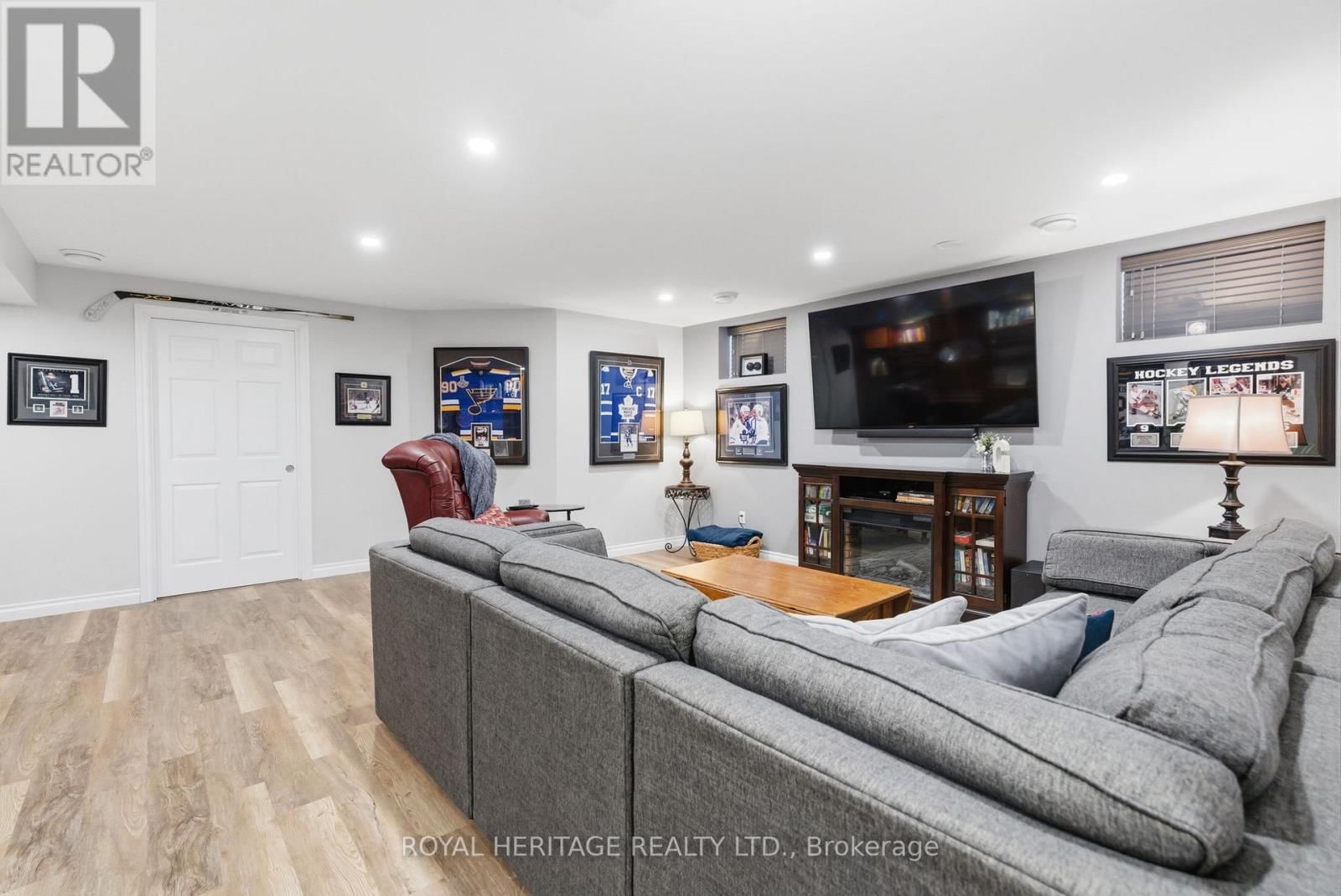 245 STRACHAN STREET Image 37