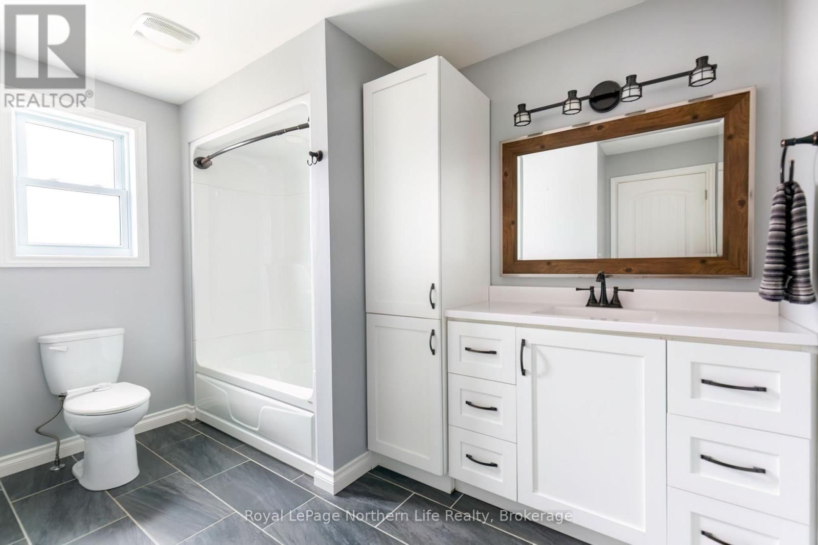 300 YONGE STREET Image 13