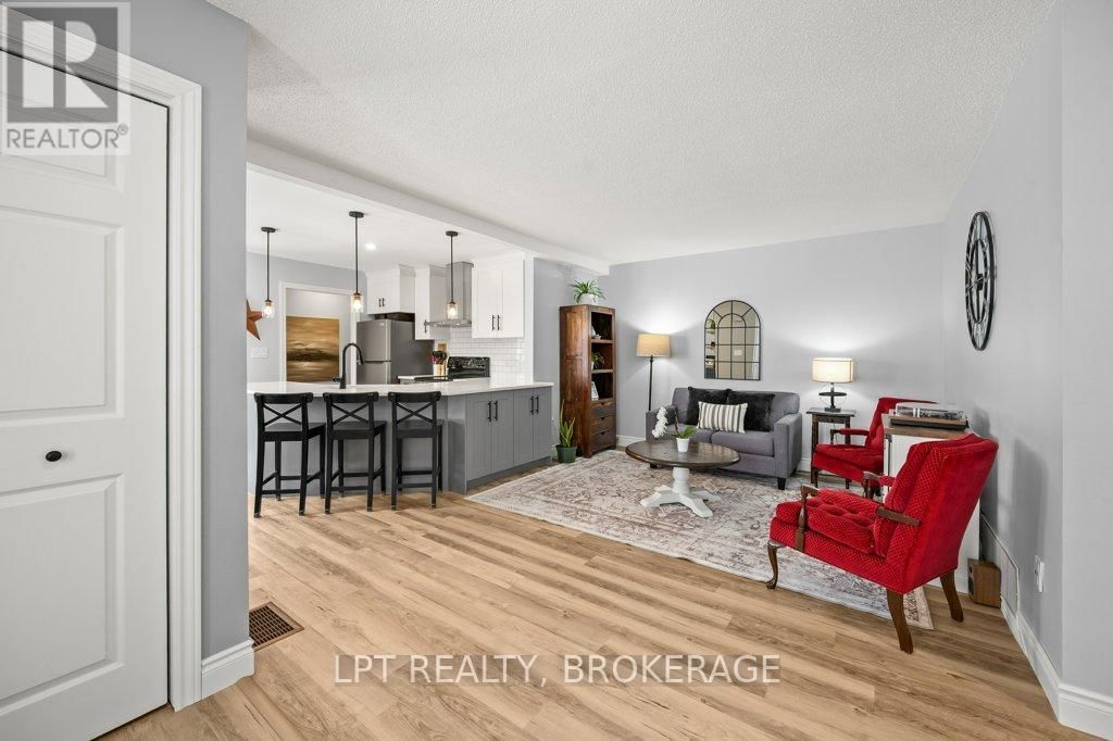 1051 WATERBURY CRESCENT Image 11