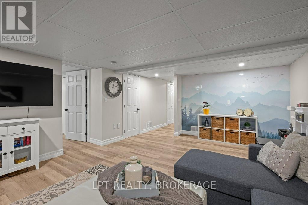 1051 WATERBURY CRESCENT Image 21