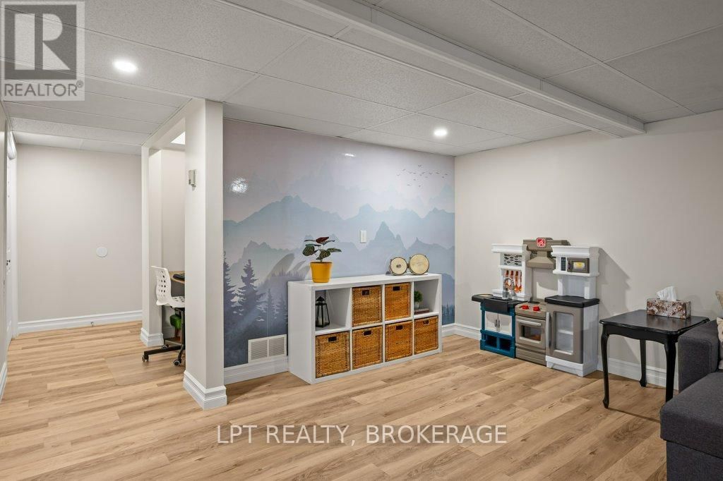 1051 WATERBURY CRESCENT Image 22