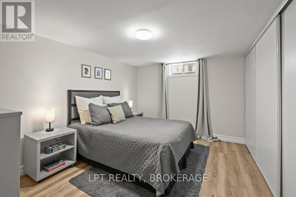 1051 WATERBURY CRESCENT Image 25