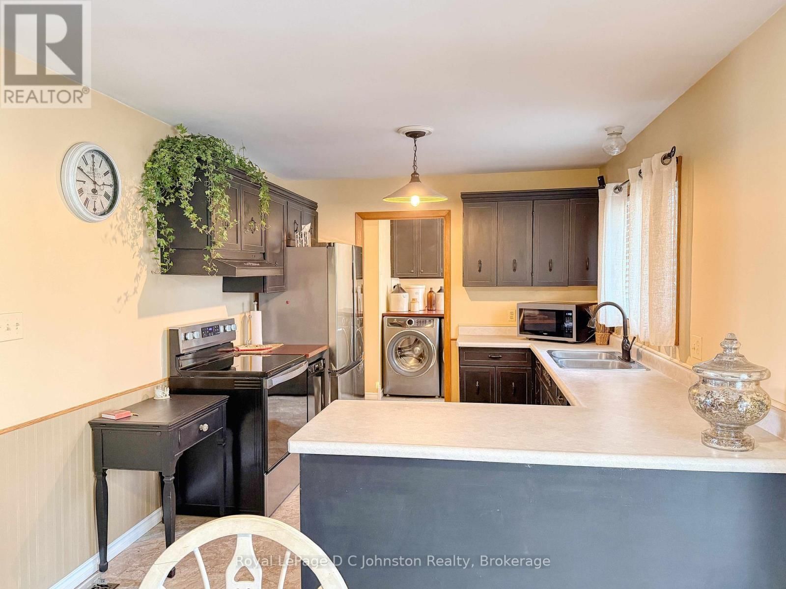 121 EDWARD STREET Image 13