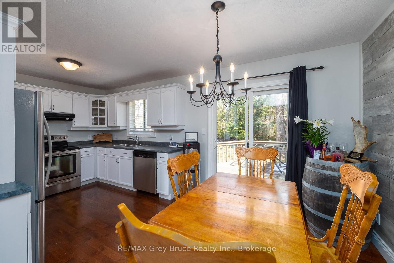 461 8TH 'A' AVENUE EAST Image 11