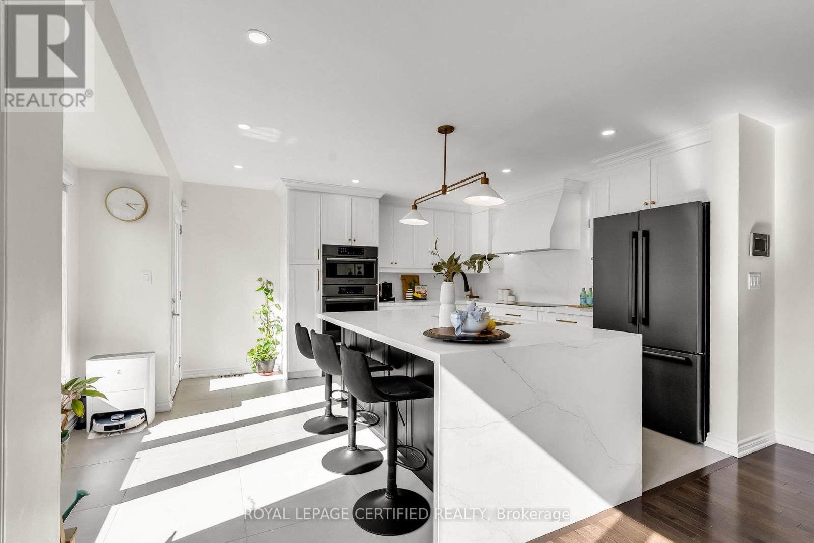 31 PEER COURT Image 12