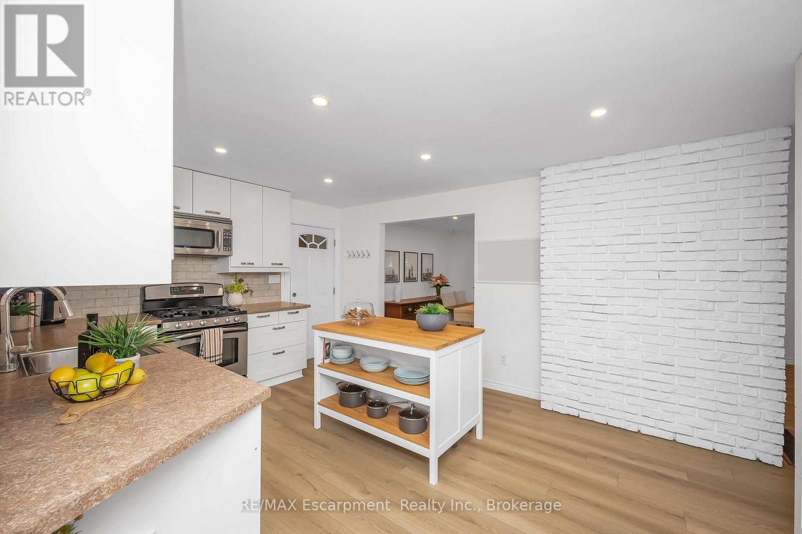 15 HARVEST LANE Image 12