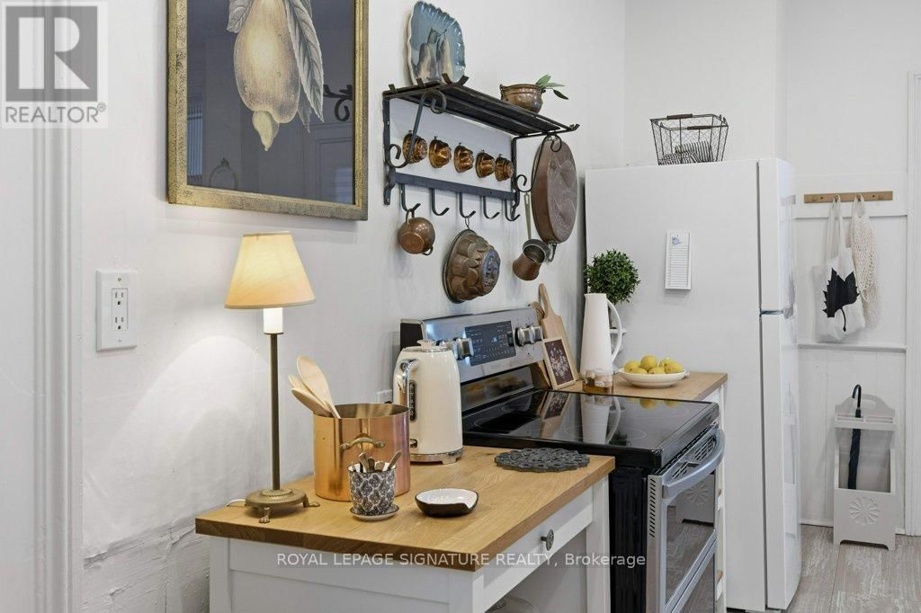 172 DUNDAS STREET WEST Image 18