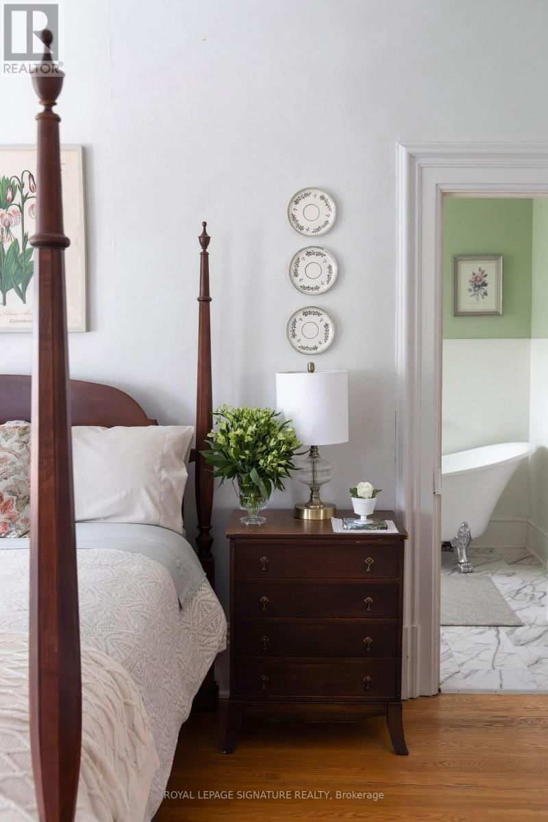 172 DUNDAS STREET WEST Image 22