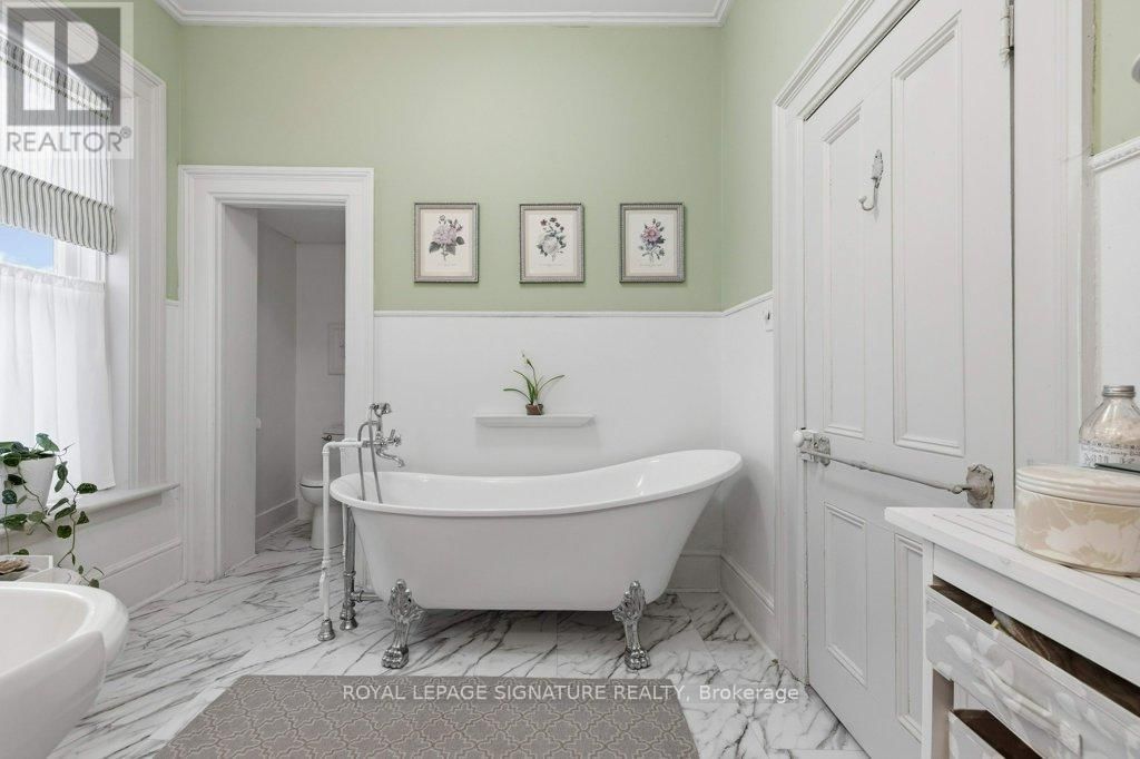 172 DUNDAS STREET WEST Image 27