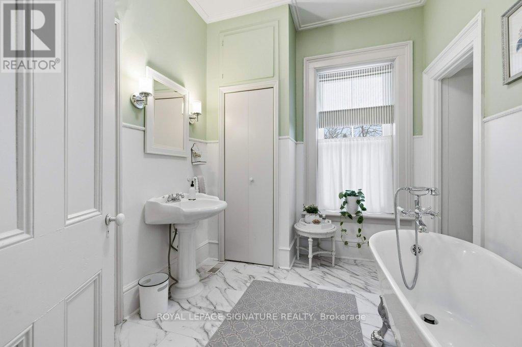 172 DUNDAS STREET WEST Image 28