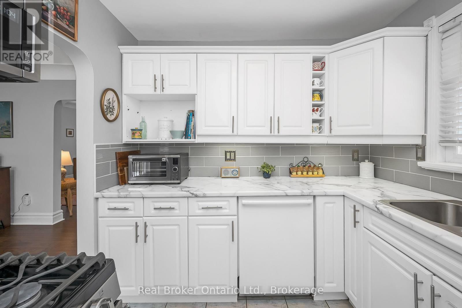 15 MAPLE AVENUE Image 12