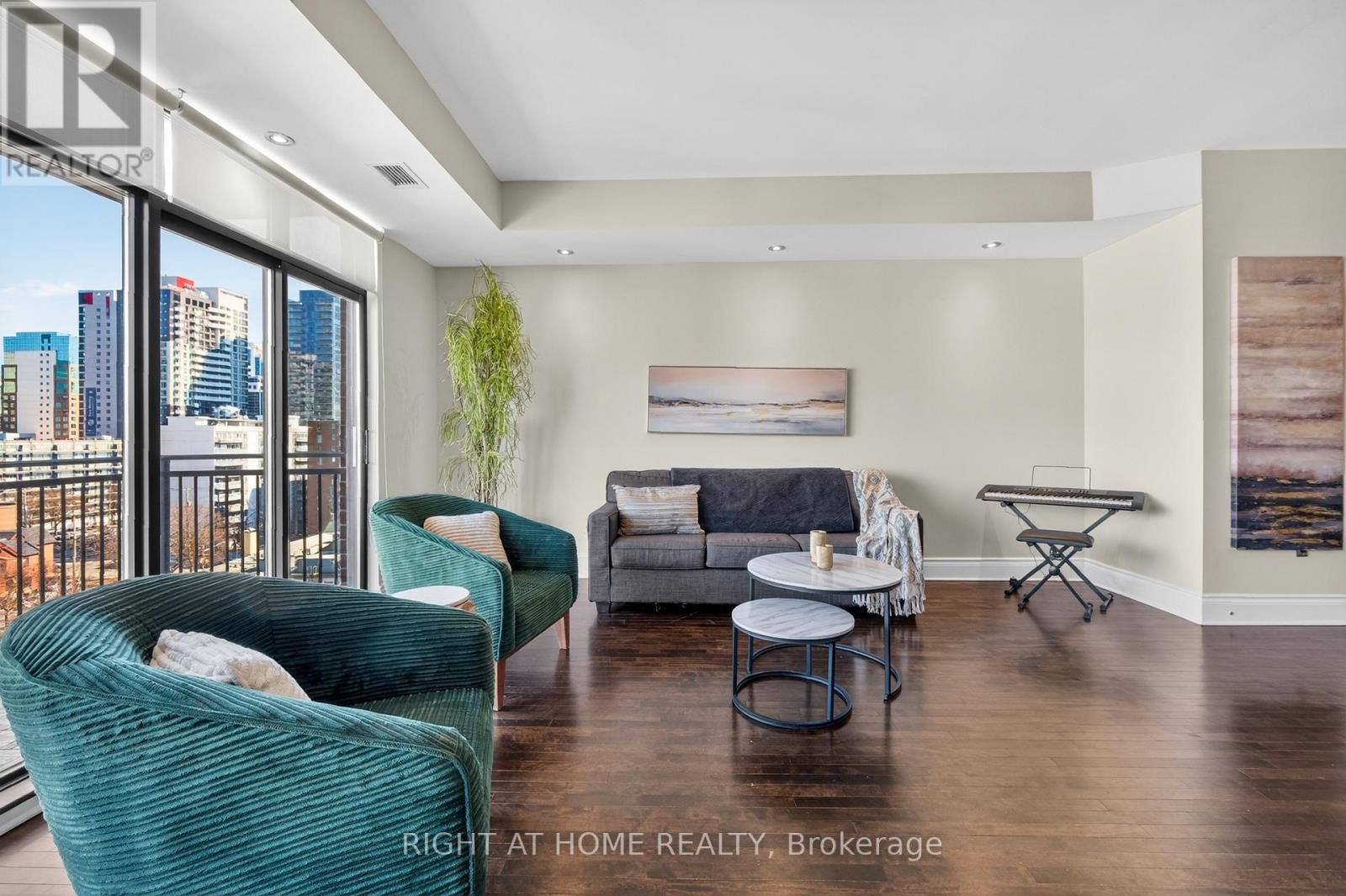 901 - 374 COOPER STREET Image 19