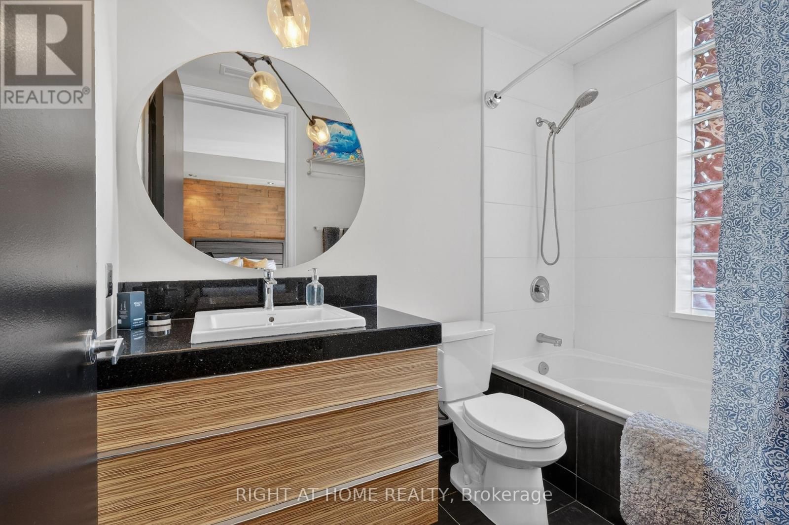 901 - 374 COOPER STREET Image 23