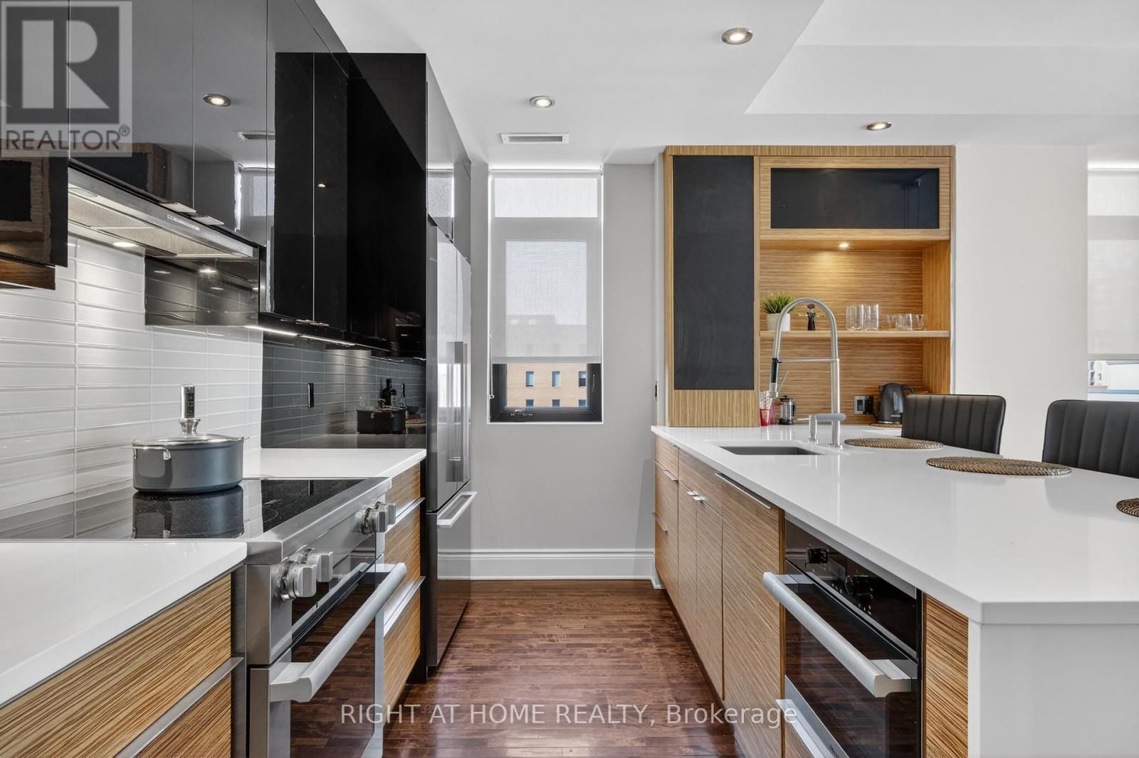 901 - 374 COOPER STREET Image 9