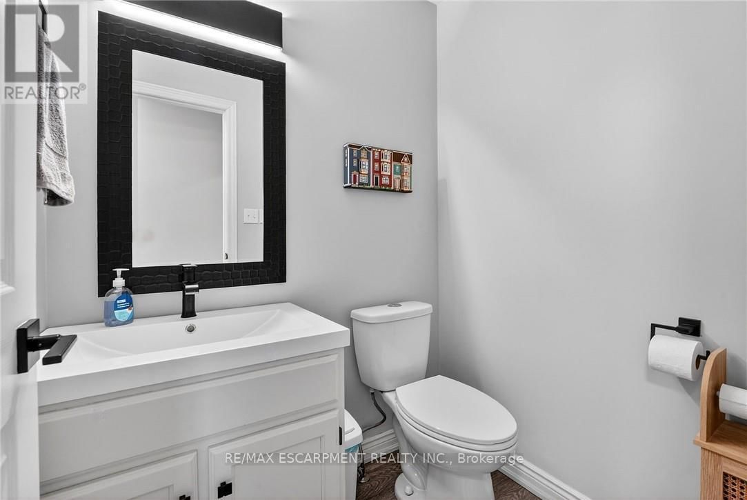 2330 CENTRE STREET Image 36