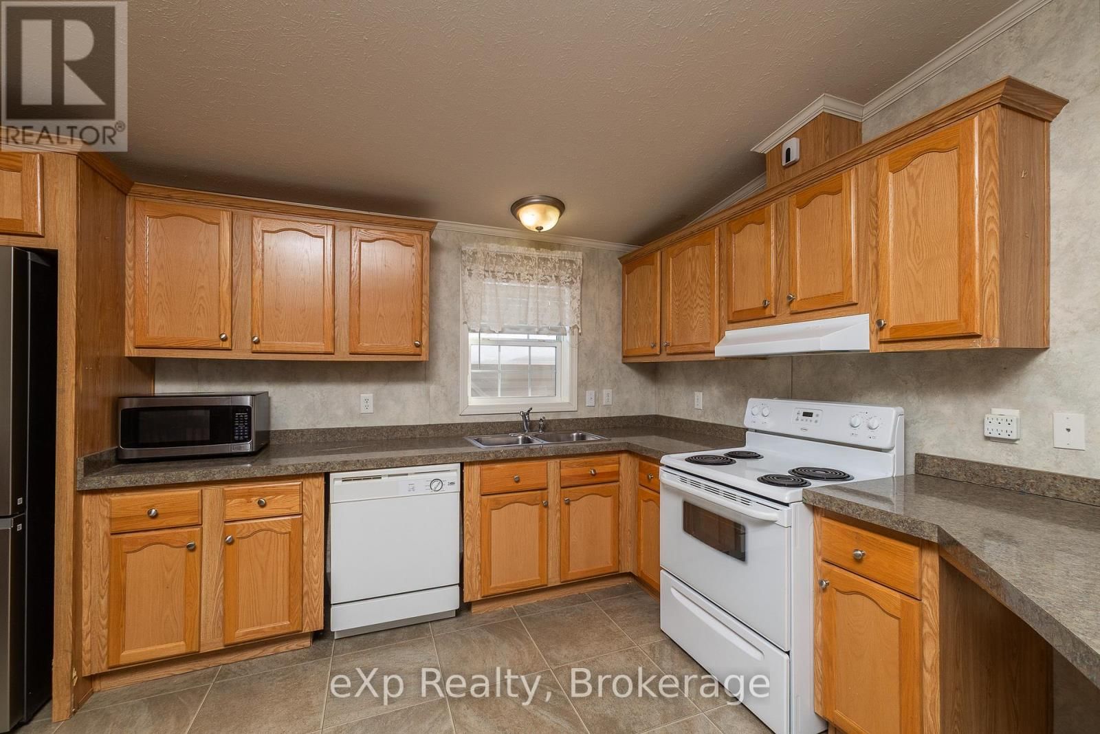 110 ROSEWOOD DRIVE Image 10