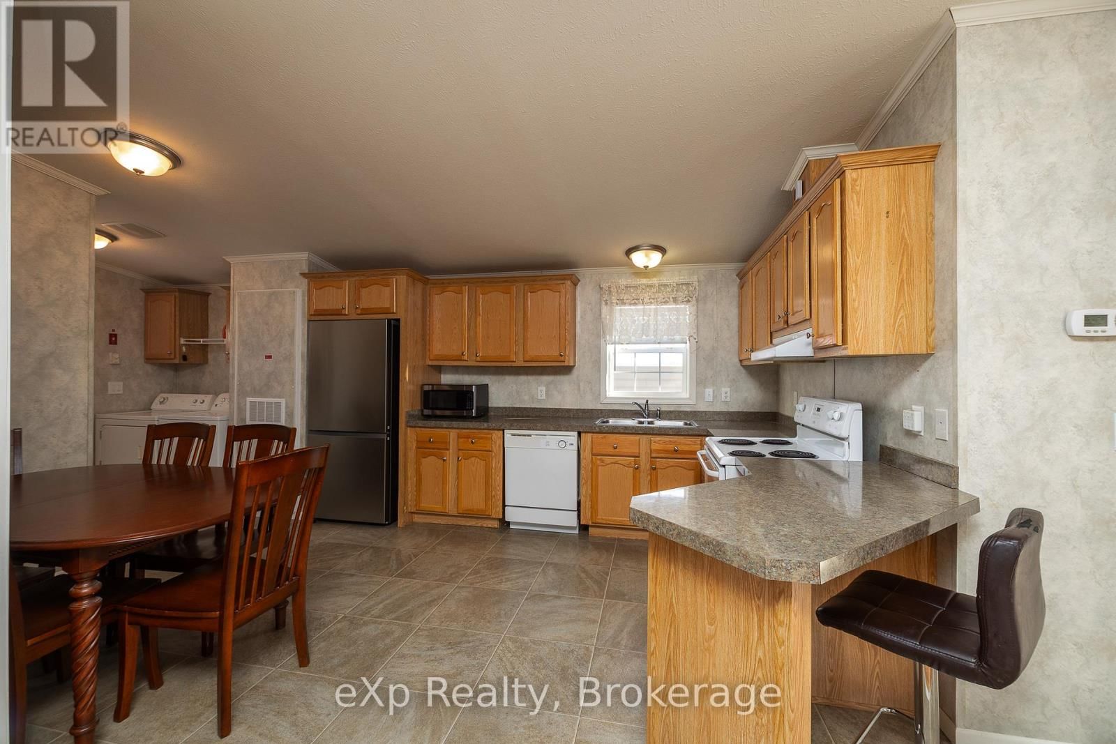 110 ROSEWOOD DRIVE Image 9