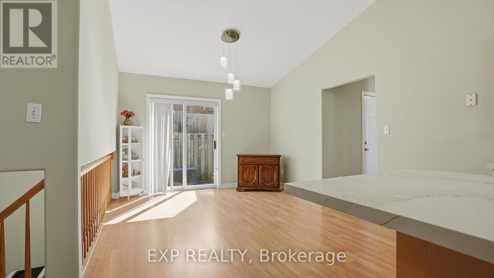 8195 WOODSVIEW CRESCENT Image 8