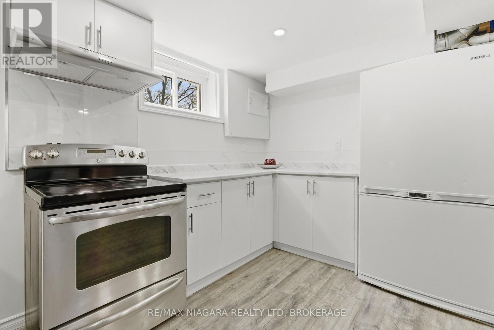 5654 DRUMMOND ROAD Image 22