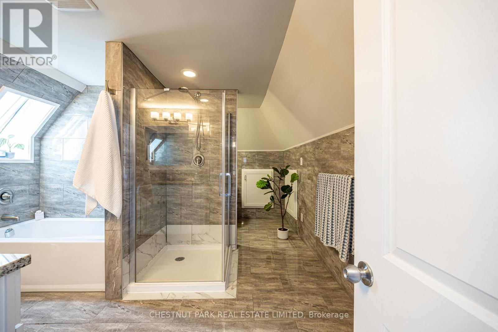 177 CHARLTON AVENUE WEST Image 20